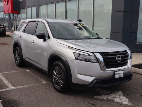 Certified 2024 Nissan Pathfinder S image 3