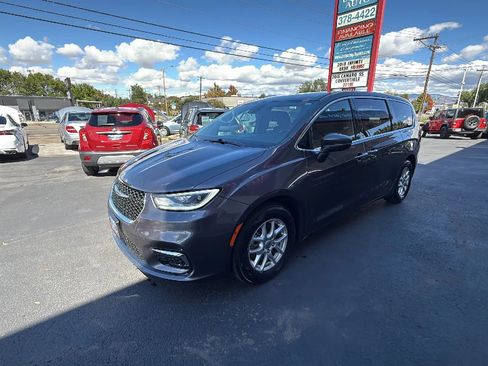 Used 2023 Chrysler Pacifica Touring FWD image 2
