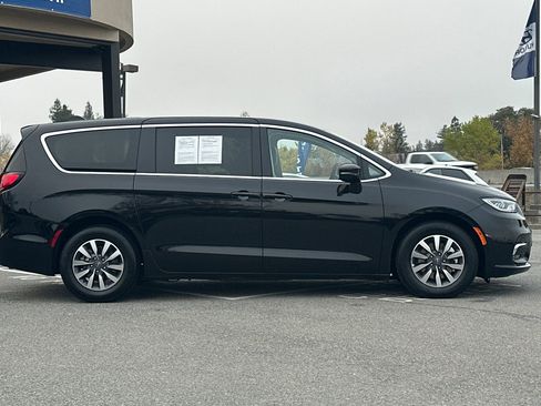 Used 2024 Chrysler Pacifica Select image 3