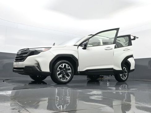 Used 2025 Subaru Forester Premium image 33