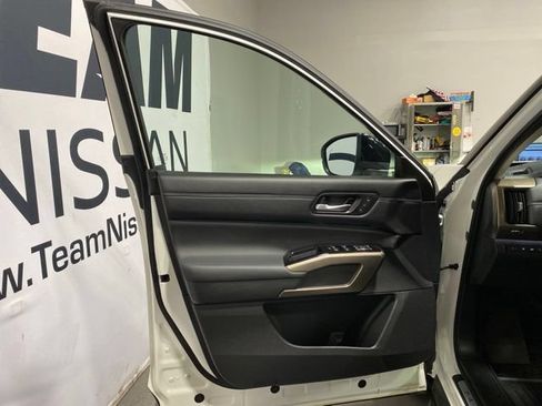 Used 2024 Nissan Pathfinder Platinum AWD/4WD image 10