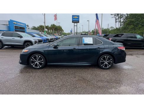 Used 2018 Toyota Camry SE image 5
