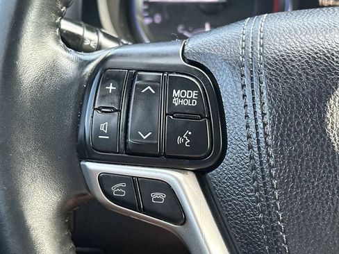 Used 2016 Toyota Highlander XLE FWD image 29