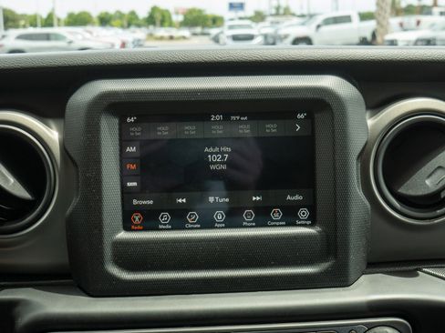 Used 2022 Jeep Wrangler Sport AWD/4WD image 16