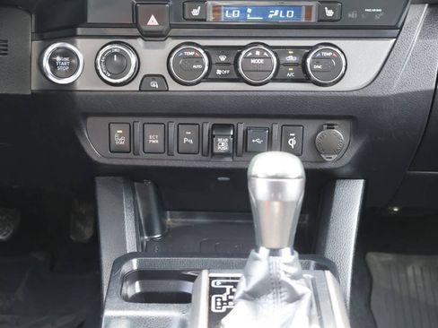 Used 2020 Toyota Tacoma TRD Off-Road w/ TRD Premium Off Road Package AWD/4WD image 21