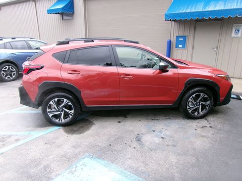 Used 2024 Subaru Crosstrek 2.0i Premium w/ Crosstrek Mirror Package image 6