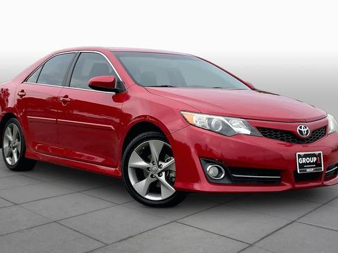 Used 2014 Toyota Camry SE w/ Moonroof Package FWD image 3