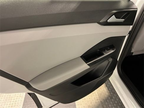 Certified 2022 Volkswagen Taos SE image 17