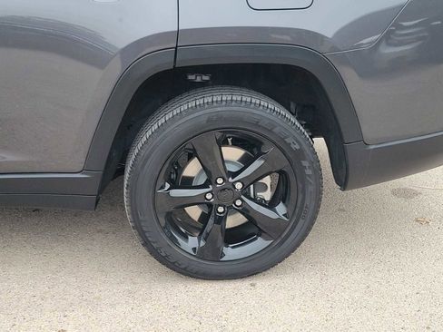 Used 2025 Jeep Grand Cherokee L Laredo image 8