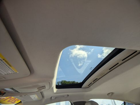 Used 2018 Chevrolet Cruze Premier FWD image 19