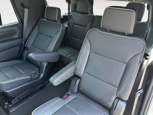 Used 2023 GMC Yukon SLT w/ SLT Luxury Package AWD/4WD image 13