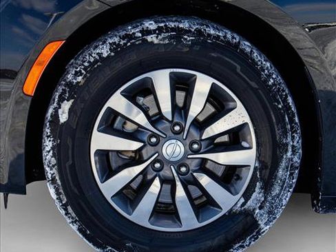 Used 2019 Chrysler Pacifica Touring-L Plus image 9