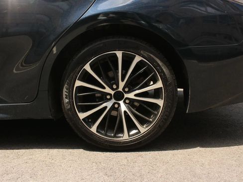Used 2019 Toyota Camry SE FWD image 19