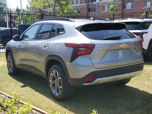 Used 2025 Chevrolet Trax LT w/ LT Convenience Package image 5