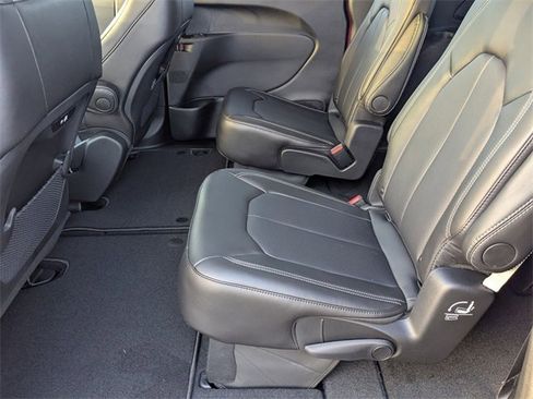 New 2026 Chrysler Pacifica Select image 27