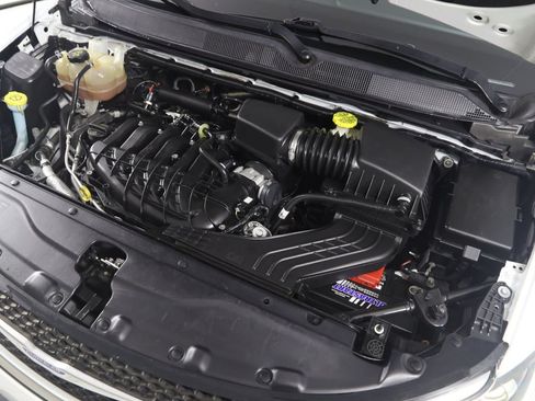 Used 2020 Chrysler Pacifica Touring FWD image 19