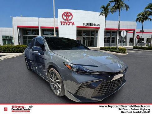 Used 2025 Toyota Camry SE w/ Convenience Package FWD image 1