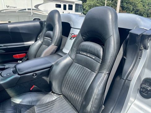 Used 2001 Chevrolet Corvette Convertible w/ Preferred Equipment Group2 RWD image 16