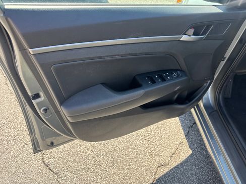 Used 2017 Hyundai Elantra Limited w/ Limited Tech Package 08 image 10