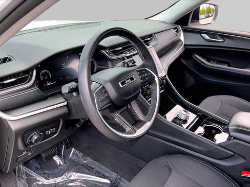 Used 2023 Jeep Grand Cherokee Laredo w/ Luxury Tech Group I AWD/4WD image 17