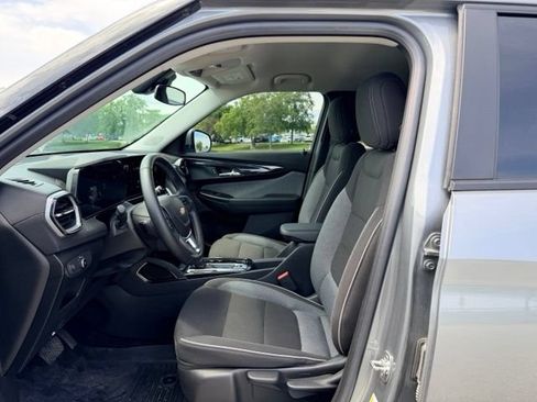 Used 2024 Chevrolet TrailBlazer LT w/ LT Cold Weather Package FWD image 7