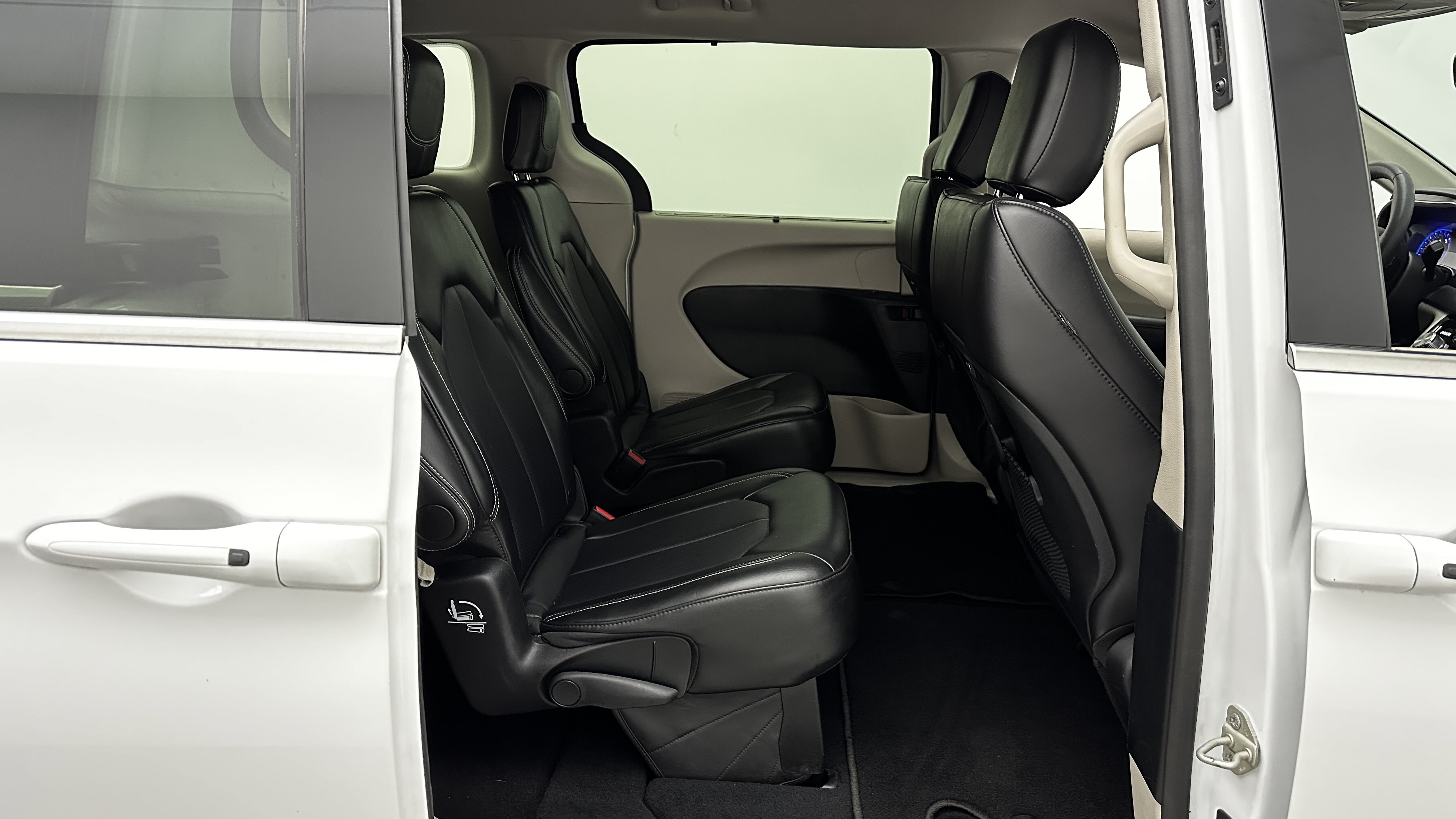 Used 2024 Chrysler Pacifica Touring-L FWD image 32