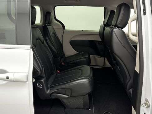 Used 2024 Chrysler Pacifica Touring-L image 32