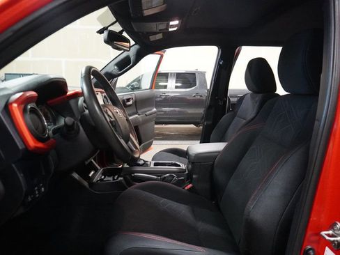 Used 2017 Toyota Tacoma TRD Sport image 5
