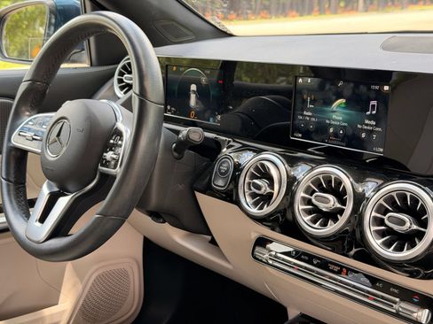 Certified 2021 Mercedes-Benz GLA 250 image 21