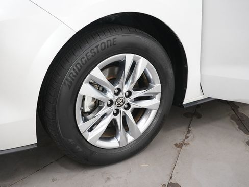 Used 2024 Toyota Sienna Limited image 29