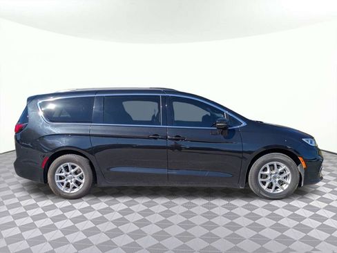 Used 2022 Chrysler Pacifica Touring-L image 2