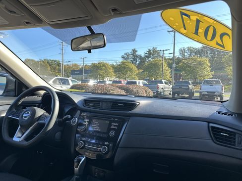 Used 2017 Nissan Rogue SV image 16