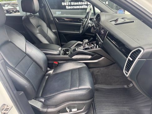 Used 2020 Porsche Cayenne AWD/4WD image 12