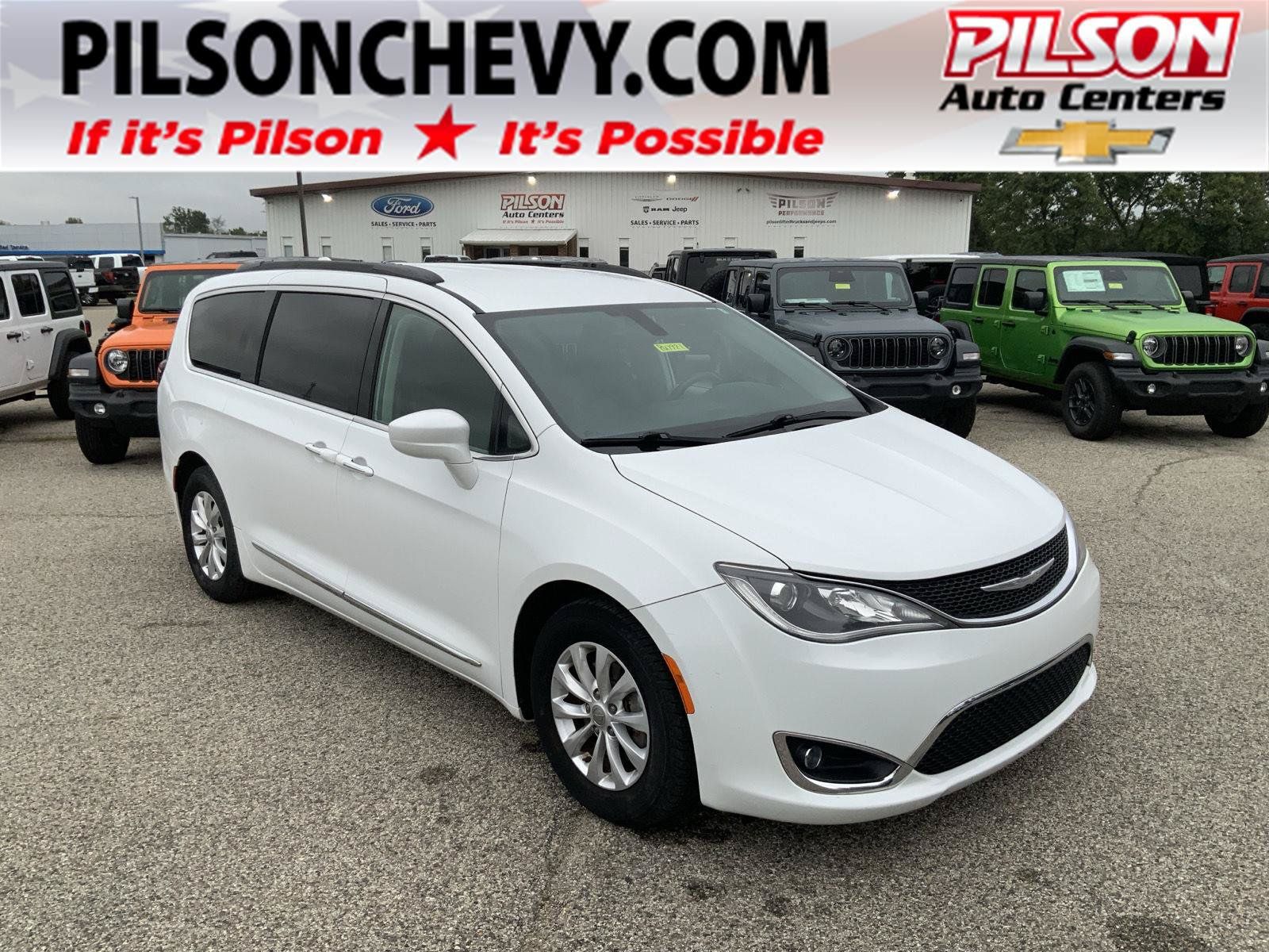 Used 2017 Chrysler Pacifica Touring-L FWD image 1