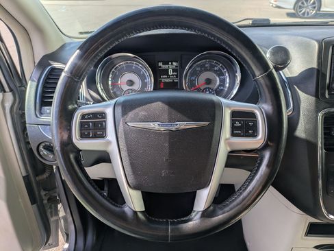 Used 2015 Chrysler Town & Country Touring w/ Driver Convenience Group FWD image 18