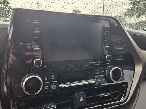Used 2021 Toyota Highlander LE FWD image 22