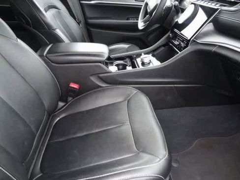 Used 2023 Jeep Grand Cherokee Limited image 25