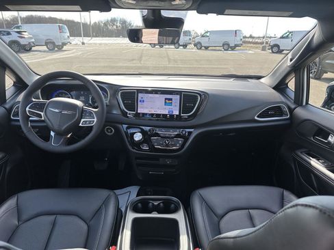 Used 2026 Chrysler Voyager LX FWD image 16