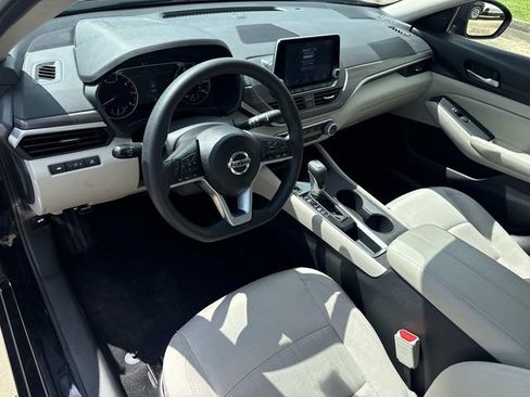 Used 2025 Nissan Altima 2.5 SV FWD image 23