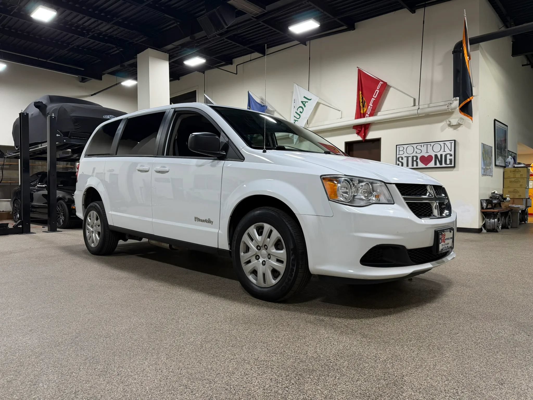 Used 2018 Dodge Grand Caravan SE FWD image 4