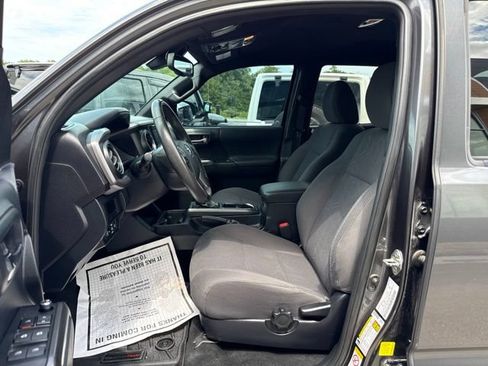 Used 2018 Toyota Tacoma TRD Off-Road w/ Technology Package AWD/4WD image 13
