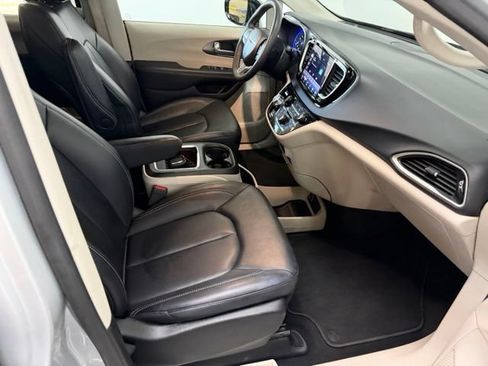 Used 2024 Chrysler Pacifica Touring-L FWD image 33