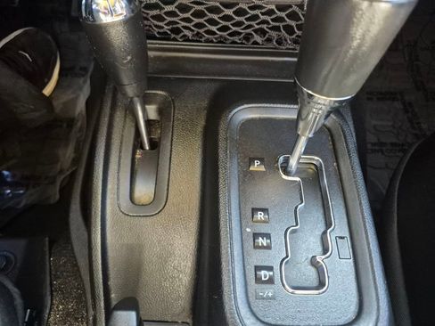 Used 2018 Jeep Wrangler Unlimited Rubicon w/ Cold Weather Group image 19