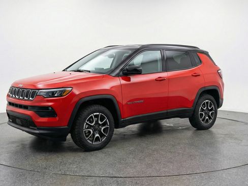Used 2025 Jeep Compass Trailhawk AWD/4WD image 3