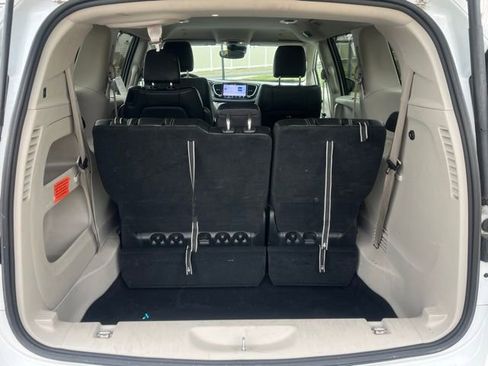 Used 2023 Chrysler Pacifica Touring-L image 11