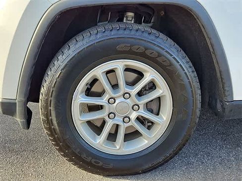 Used 2019 Jeep Grand Cherokee Laredo image 37