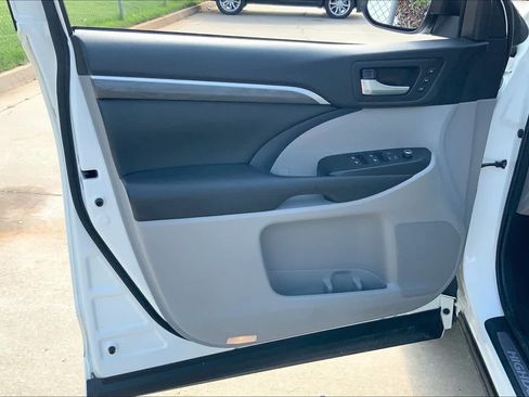 Used 2017 Toyota Highlander Limited FWD image 26