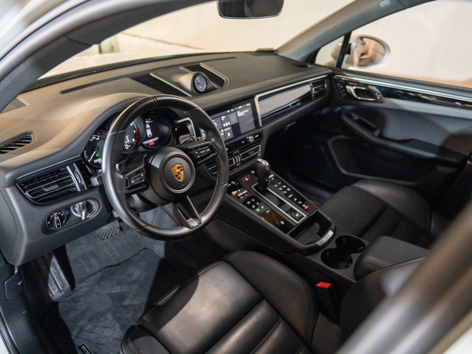 Certified 2022 Porsche Macan AWD/4WD image 4