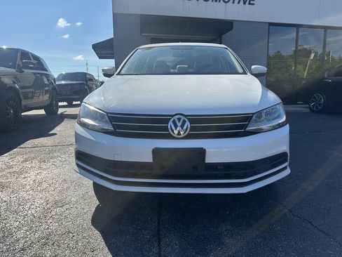 Used 2017 Volkswagen Jetta SE FWD image 2