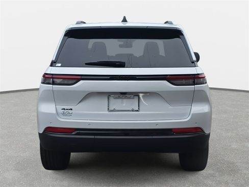 New 2025 Jeep Grand Cherokee Laredo image 6